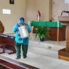Anggota Kodim 0615 Kuningan saat melakukan penyemprotan tempat ibadah umat kristiani.